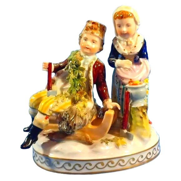 ANTIQUE CARL THIEME PORCELAIN GROUPING YOUNG COUPLE WINTER SEASON AFTER MEISSEN - Picture 4 of 10